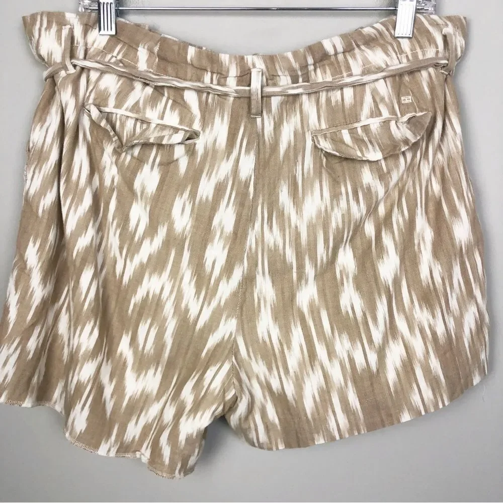 TOMMY HILFIGER | Tan/White Tribal Brushstroke Belted Shorts Women’s Size 16